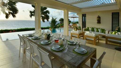 Villa Enzuma Dining area