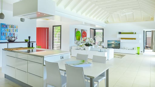 Villa Enzuma Dining area