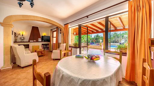 Villa Faisan Dining area