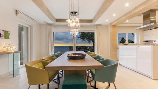 Villa Folies Dining area