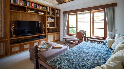 Villa Frangipani Media room