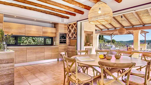 Garden Mar Dining area