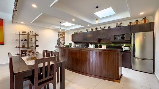 Villa Ginger Dining area