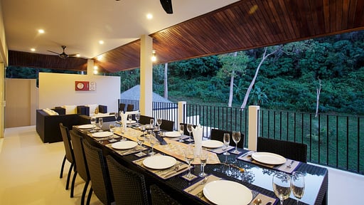 Villa Gold Dining area