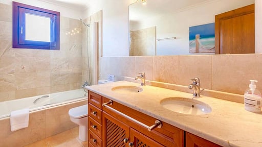 Villa Guillona Bedroom 1