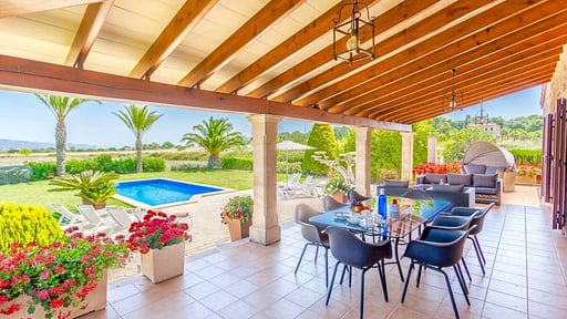 Villa Guillona Dining area