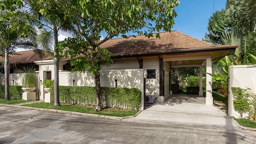 Villa Haeata Parking areas