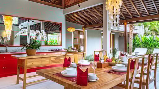 Villa Heliconia Bumbak Dining area