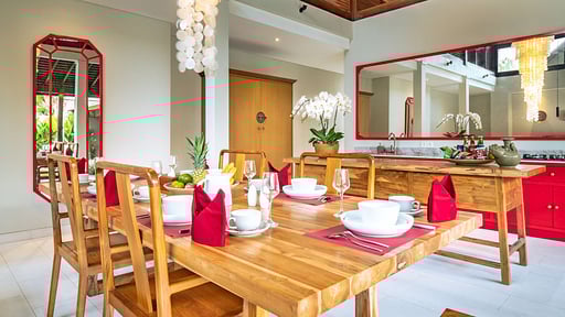 Villa Heliconia Bumbak Dining area