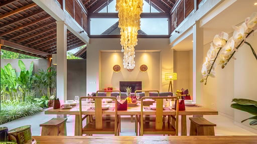 Villa Heliconia Bumbak Dining area