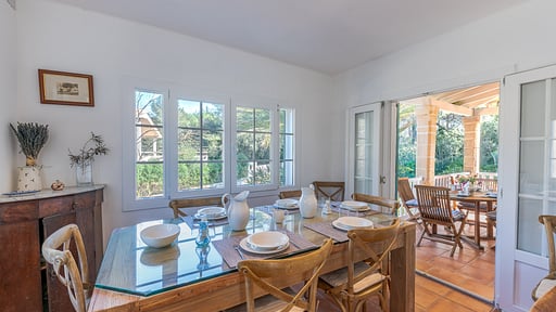 Villa Herdain Dining area