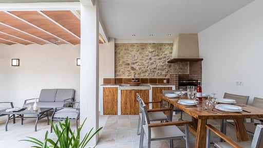 Villa Hessian Dining area