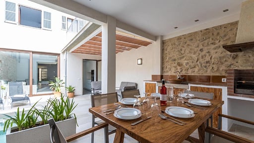 Villa Hessian Dining area