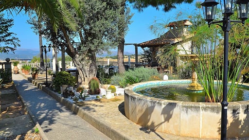 Villa Can Bisbe Garten