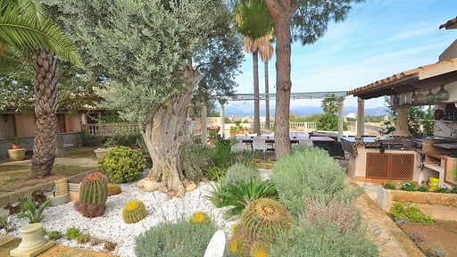 Villa Can Bisbe Garten