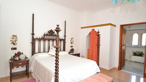 Villa Can Bisbe Schlafzimmer 1