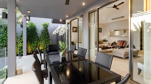 Villa Infinity Blue Dining area