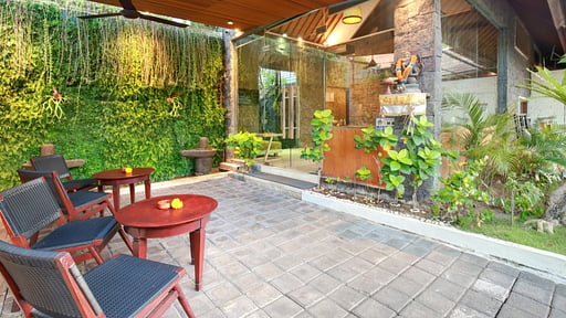 Ini Vie Villa Two Others
