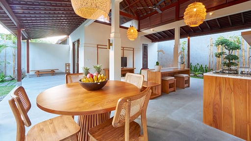 Villa Iris Bumbak Dining area