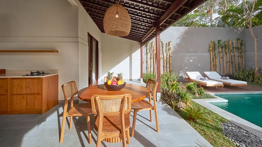 Villa Iris Bumbak Dining area