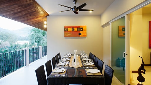 Villa Ivory Dining area