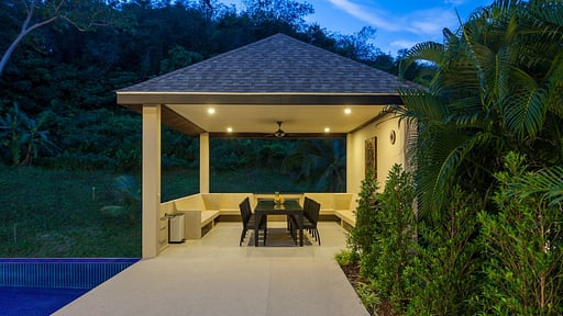 Villa Ivory Dining area