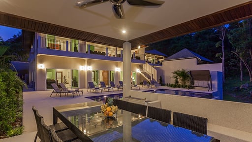 Villa Ivory Dining area