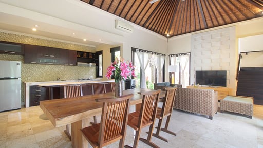 Villa Jade Dining area