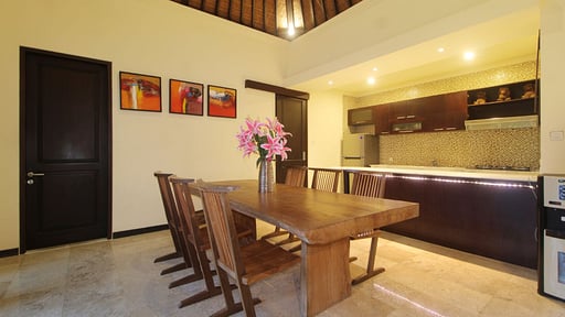 Villa Jade Dining area