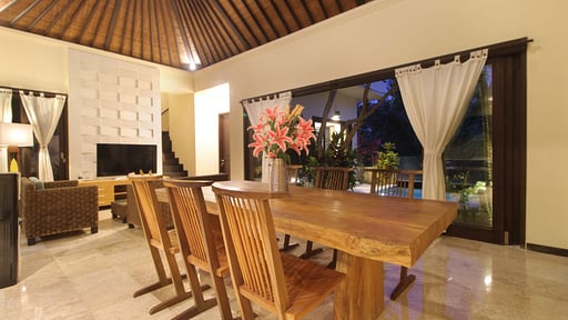 Villa Jade Dining area