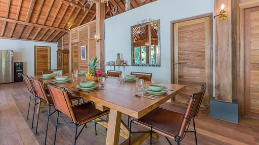 Villa Joglo Tumbak Bayuh Dining area