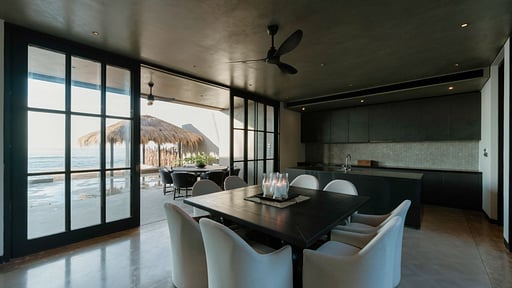 Villa Kaimu Dining area