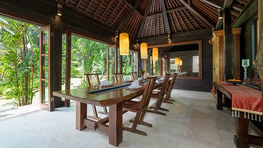 Villa Kamaniiya Dining area