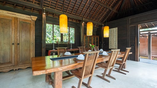 Villa Kamaniiya Dining area