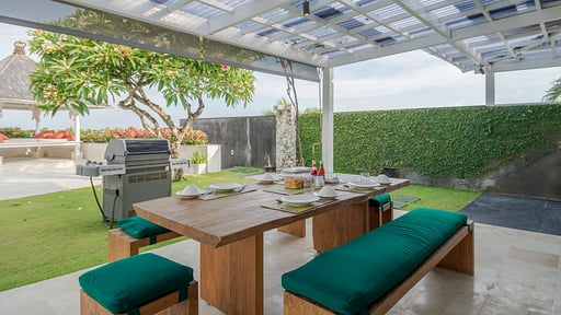 Villa Karang Kembar Tiga Dining area