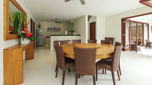 Villa Kashantre Blue Dining area