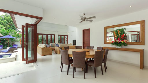 Villa Kashantre Blue Dining area