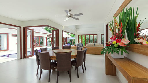 Villa Kashantre Blue Dining area
