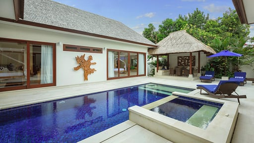 Villa Kashantre Blue Swimming pool