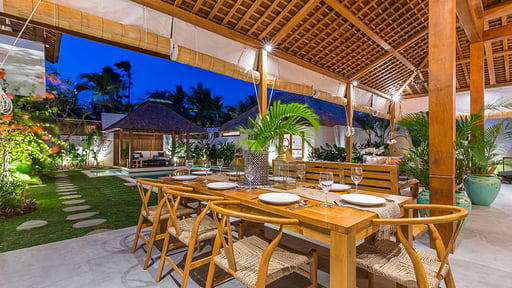 Villa KIU Dining area