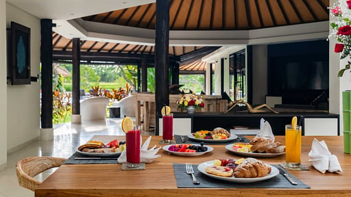 Villa Kubu Dewi Sri Dining area