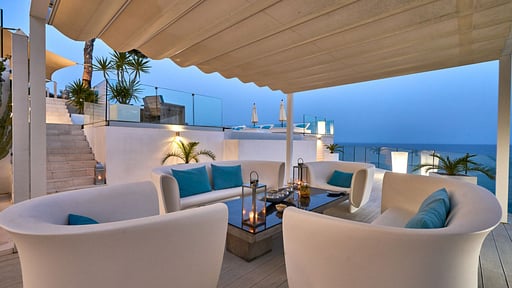Villa La Pearl Salon