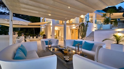 Villa La Pearl Salon