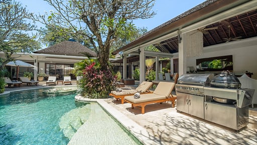 Villa LA TA Swimming pool 1