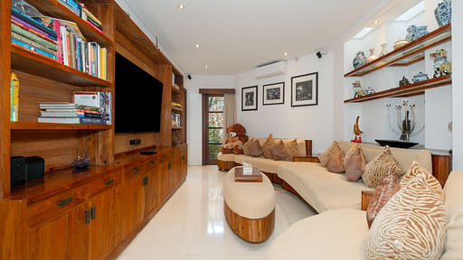 Villa LA TA Media room