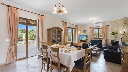 Villa Lago Dining area
