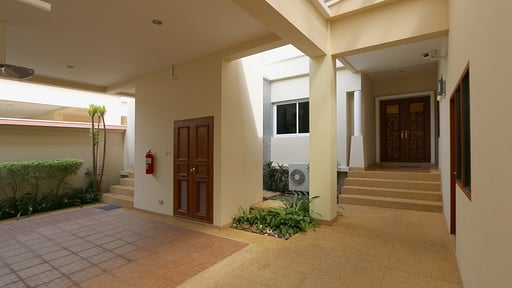 Villa Laguna Links Parking areas