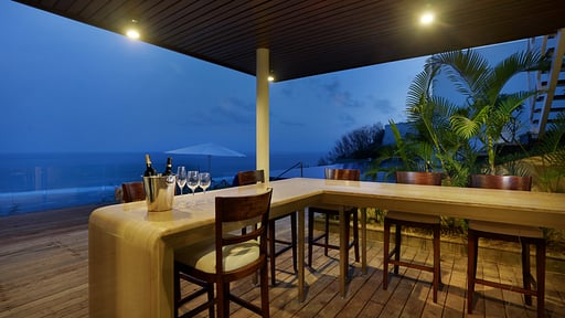 Villa Latitude Bar