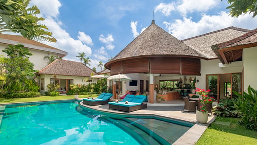 Villa Lea Estate Swimming pool 2