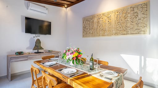 Villa Lebah Dining area